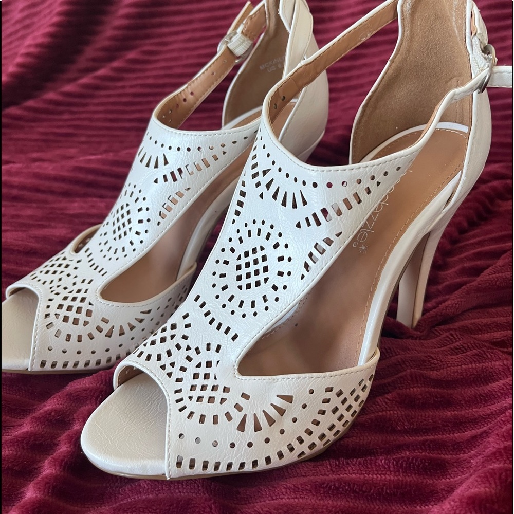 Super cute white summer shoes